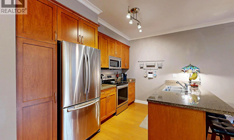 207-1375 View Crescent
