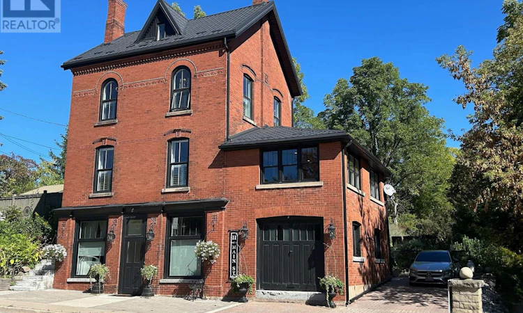 11 Main Street S