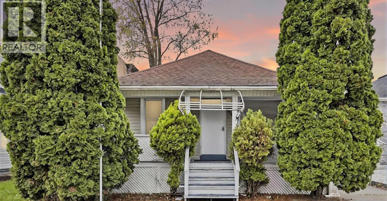 Room 3-609 St. Joseph, Windsor, ON, N9C 3H3 - 2