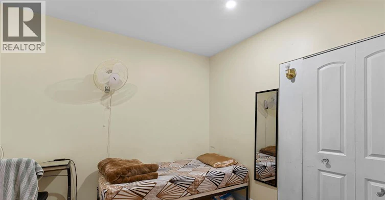Room 3-609 St. Joseph, Windsor, ON, N9C 3H3 - 7
