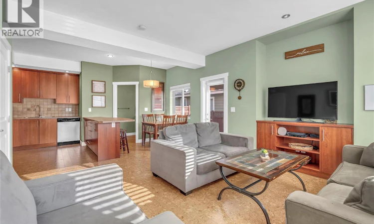102-584 W Westminster Avenue