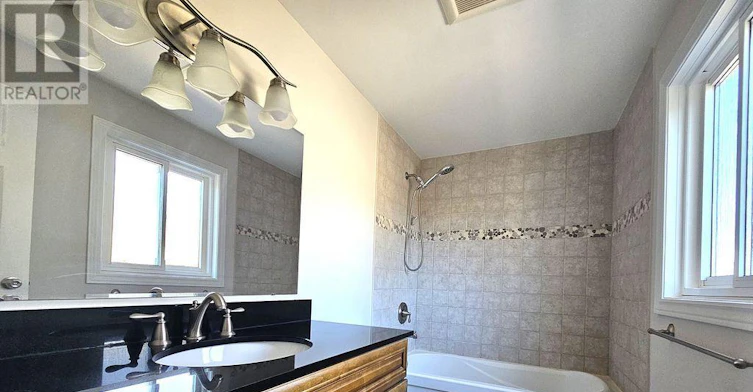 MAIN-976 Timmins Gardens, Pickering, ON, L1W 2L2 - 11