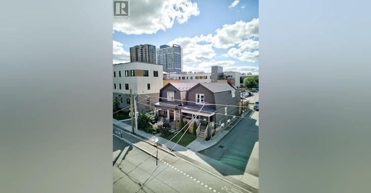 UPPER-425 English Street, London, ON, N5W 3T4