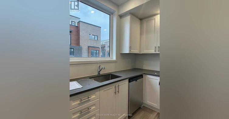 12-22 Lytham Green Circle, Newmarket, ON, L3Y 0H4 - 4