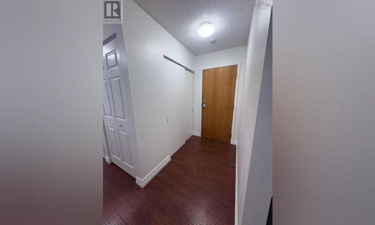 213-79 Collins Grove