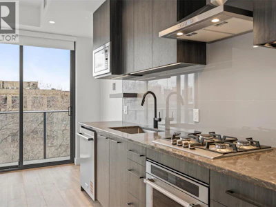 409-3051 Abbott Street - 3