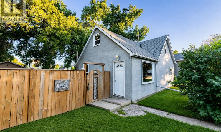 1021 Caribou Street W