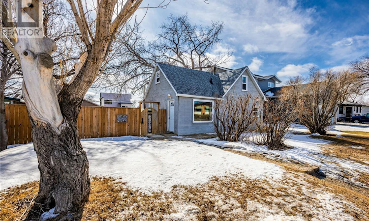 1021 Caribou Street W
