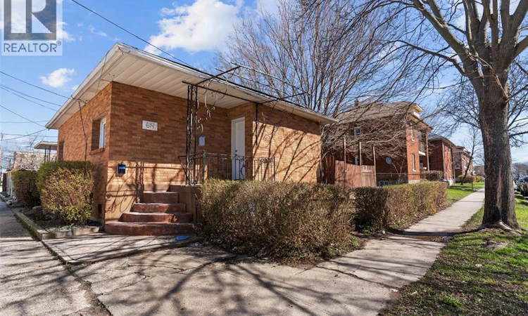 614 Elliott Street East