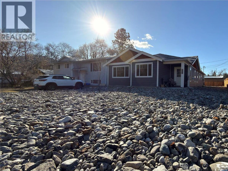 594 Sixth Avenue, Midway, BC, V0H 1M0 - 2