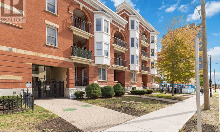 303-440 Wellington Street