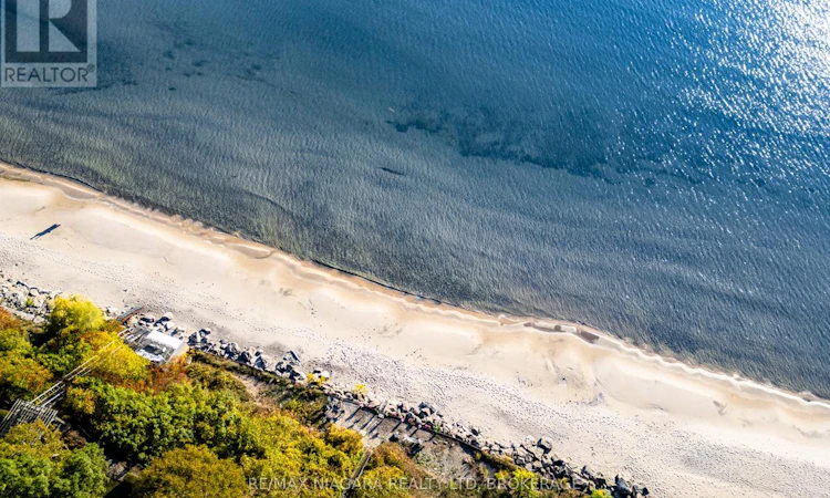 735 Lakeshore Road E