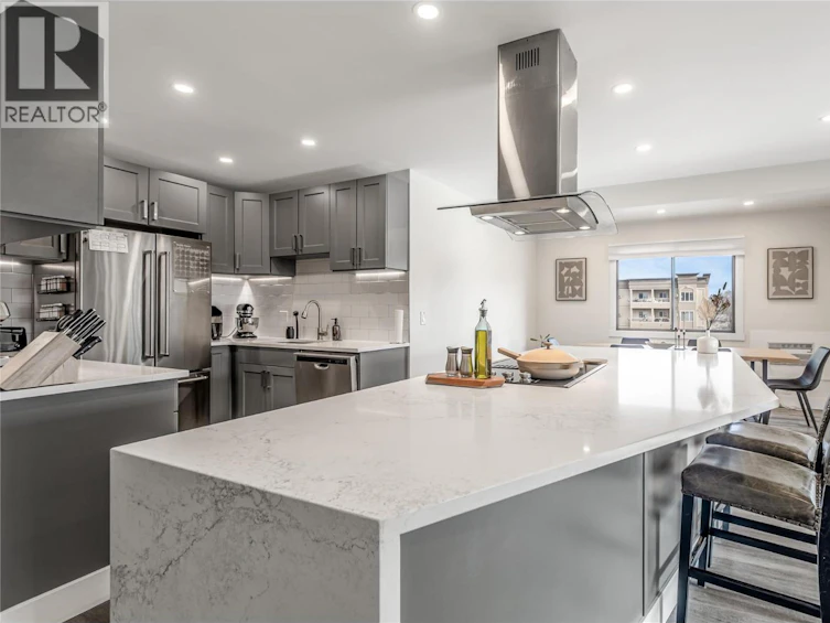 305-1075 Bernard Avenue, Kelowna, BC, V1Y 6P7