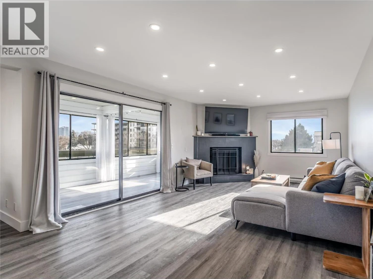 305-1075 Bernard Avenue, Kelowna, BC, V1Y 6P7 - 2