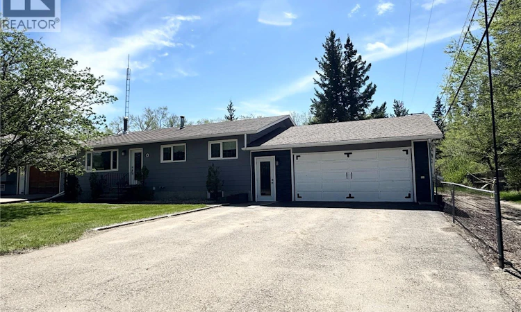 17 4th Avenue E