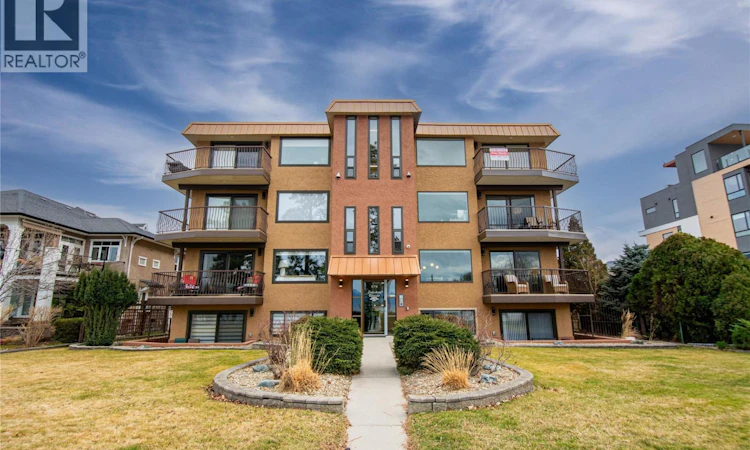 203-578 Lakeshore Drive