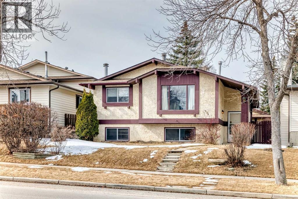 224 Berwick Way NW, Calgary, AB, T3K 1C1