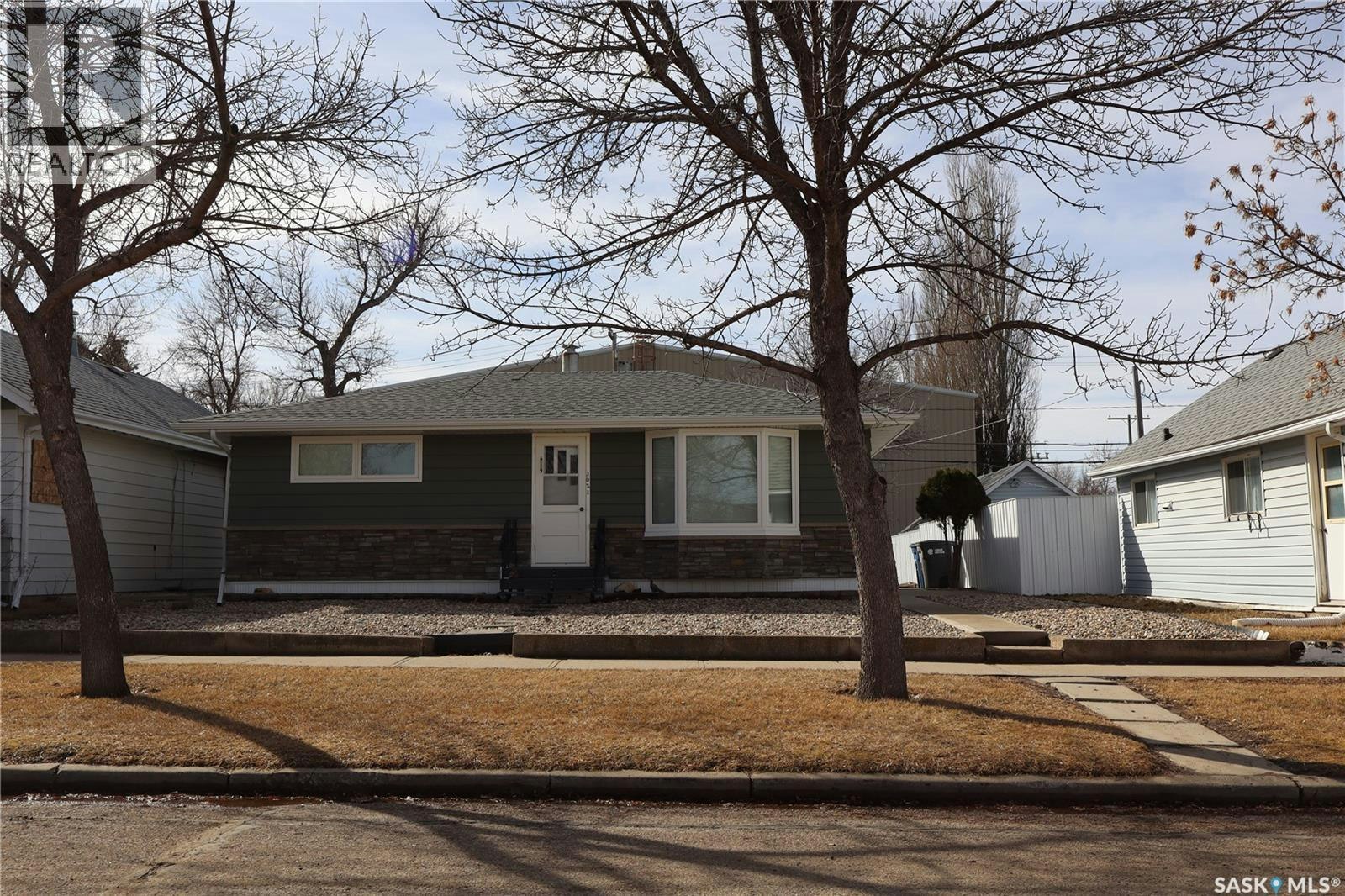302 3rd Avenue E, Assiniboia, SK, S0H 0B0