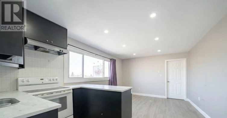 2 UPPER-438 8 Highway, Hamilton, ON, L8G 1G3