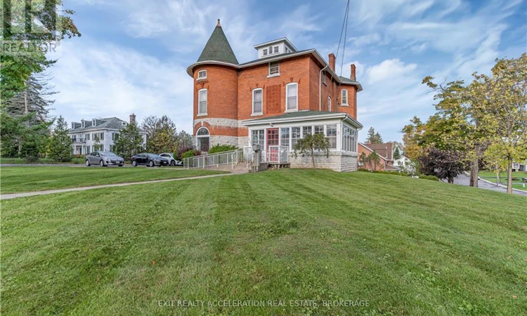 231 Dundas Street W