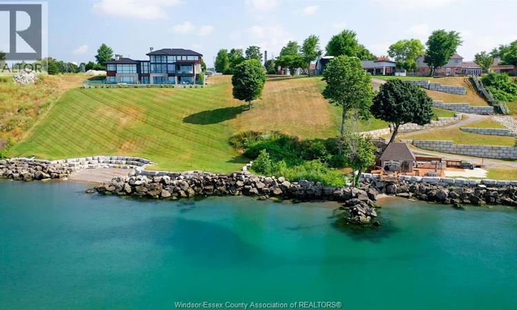 366 Seacliff Drive West