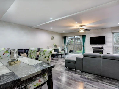 263-7493 140 Street - 5