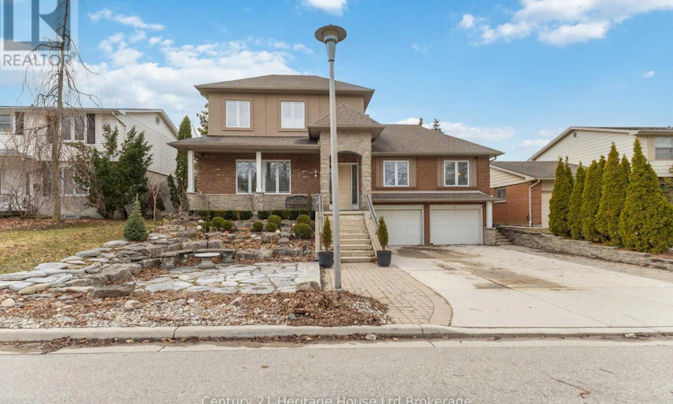 61 Applewood Crescent