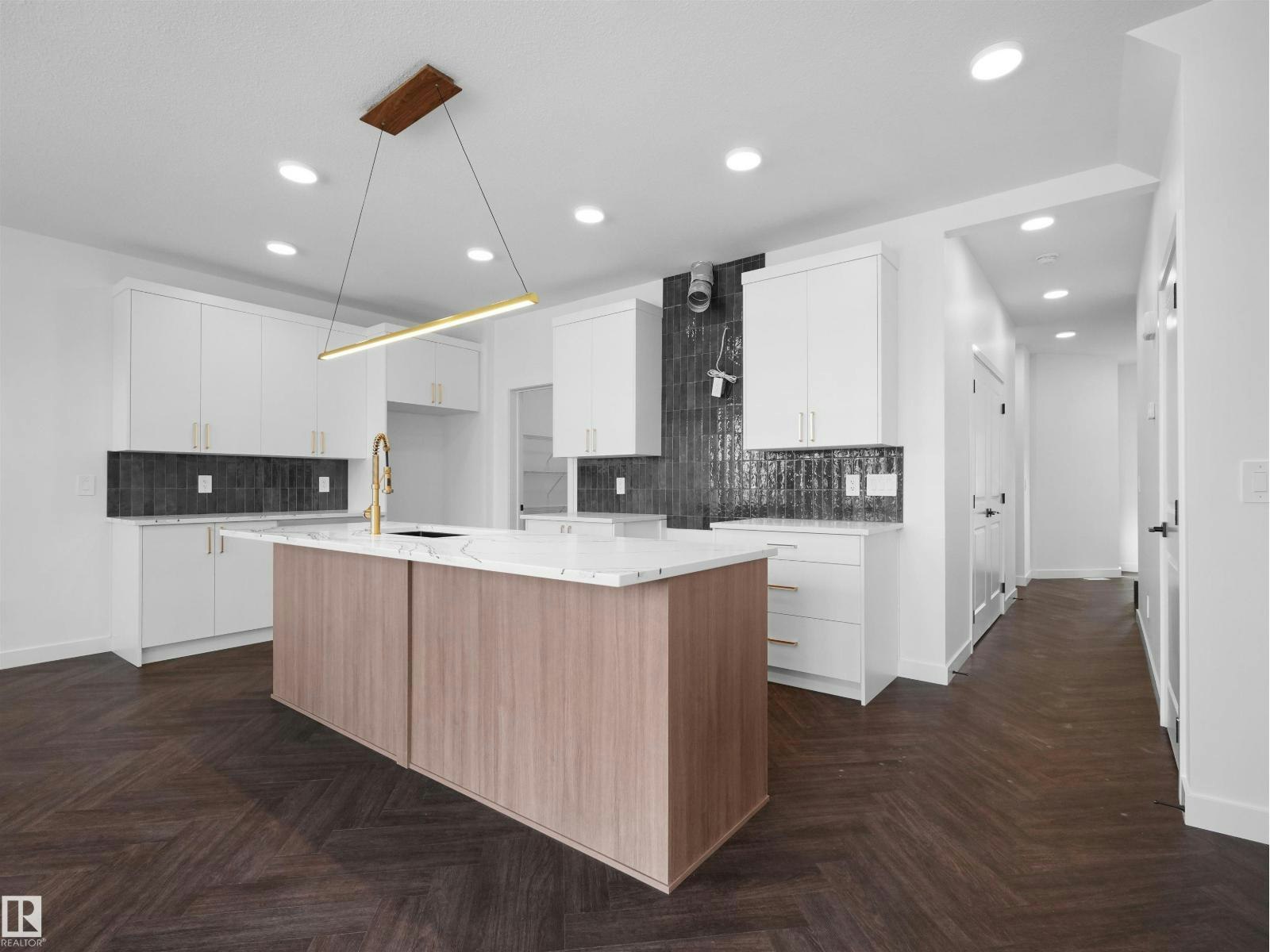 20624 43 Avenue NW, Edmonton, AB, T6M 3E3