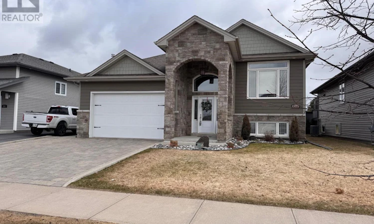216 Cougar Crescent