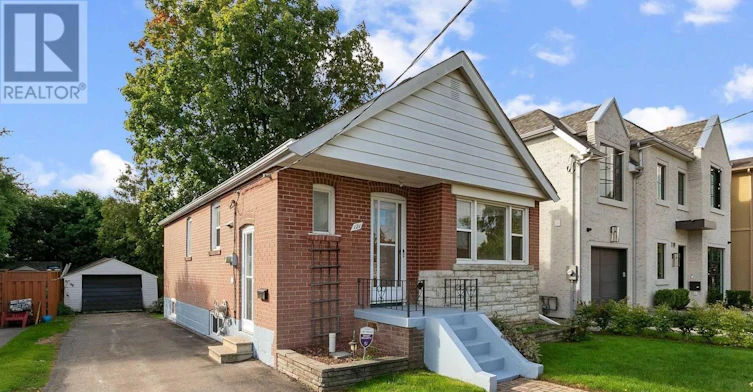 121 Yardley Avenue, Toronto, ON, M4B 2B3