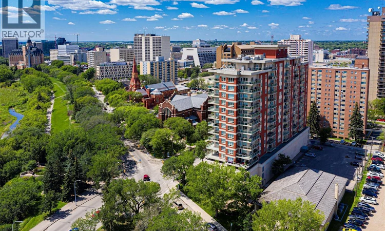 702-902 Spadina Crescent E