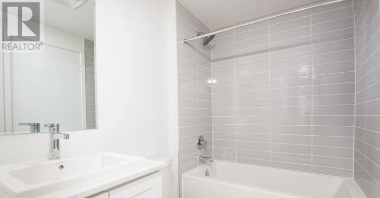 2-17 Lytham Green Circle Circle, Newmarket, ON, L3Y 0H4 - 11