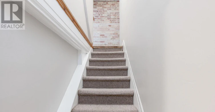 UPPER-15 Indian Rd Crescent, Toronto, ON, M6P 2E9 - 30