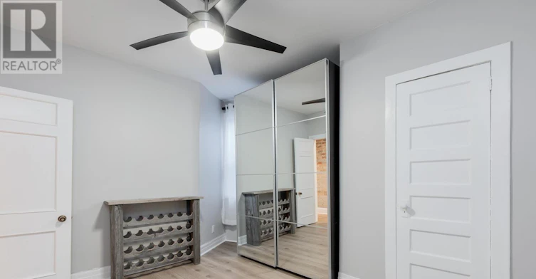 UPPER-15 Indian Rd Crescent, Toronto, ON, M6P 2E9 - 18