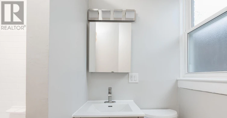 UPPER-15 Indian Rd Crescent, Toronto, ON, M6P 2E9 - 20