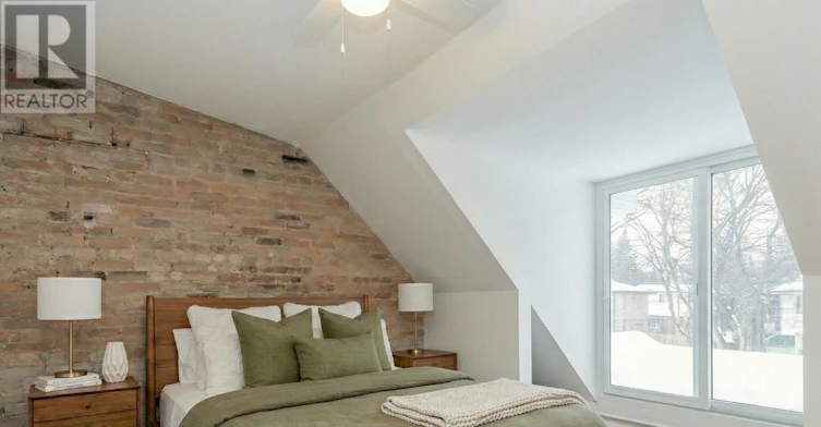 UPPER-15 Indian Rd Crescent, Toronto, ON, M6P 2E9 - 4