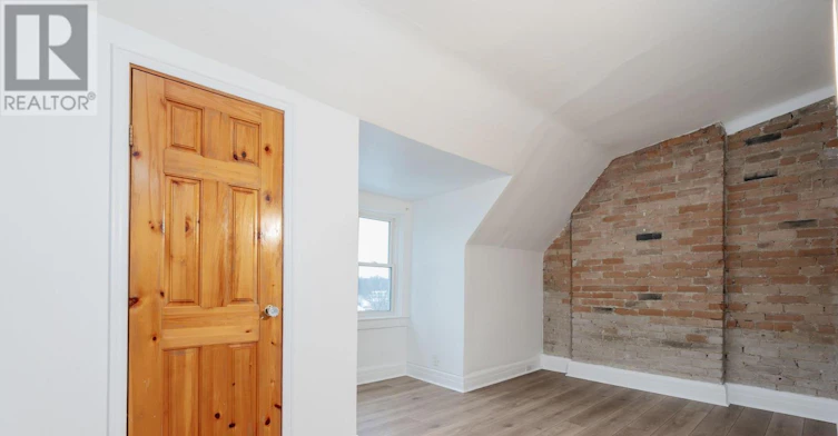 UPPER-15 Indian Rd Crescent, Toronto, ON, M6P 2E9 - 21