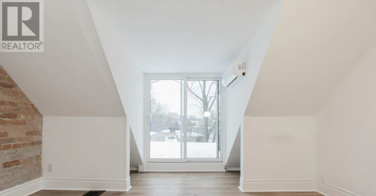 UPPER-15 Indian Rd Crescent, Toronto, ON, M6P 2E9 - 25