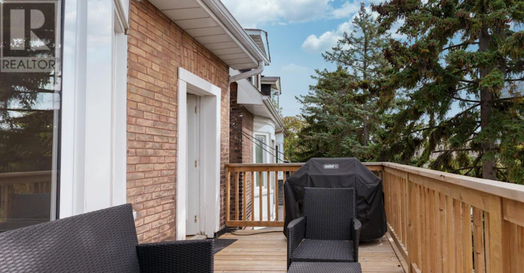 UPPER-15 Indian Rd Crescent, Toronto, ON, M6P 2E9 - 11