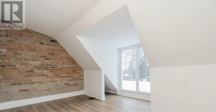 UPPER-15 Indian Rd Crescent, Toronto, ON, M6P 2E9 - 24