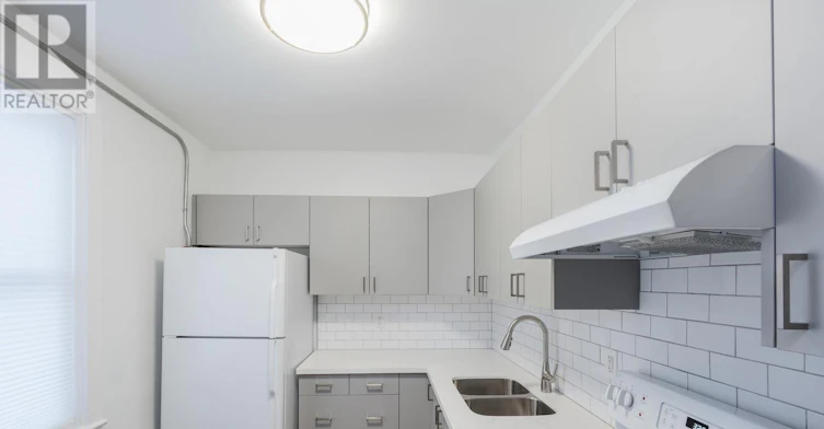 UPPER-15 Indian Rd Crescent, Toronto, ON, M6P 2E9 - 12