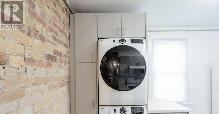 UPPER-15 Indian Rd Crescent, Toronto, ON, M6P 2E9 - 15