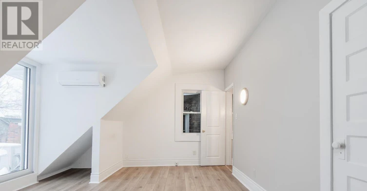 UPPER-15 Indian Rd Crescent, Toronto, ON, M6P 2E9 - 26