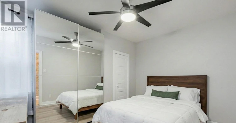 UPPER-15 Indian Rd Crescent, Toronto, ON, M6P 2E9 - 5