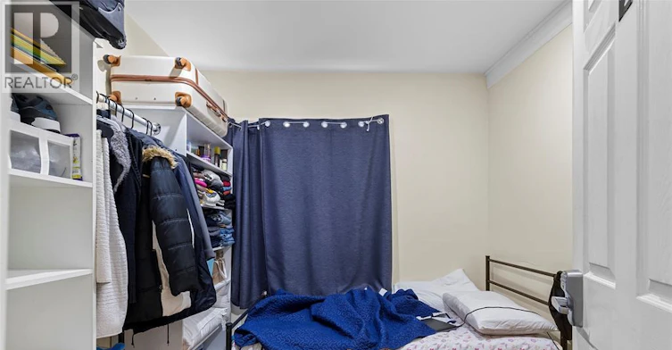 Room 4-609 St. Joseph, Windsor, ON, N9C 3H3 - 9