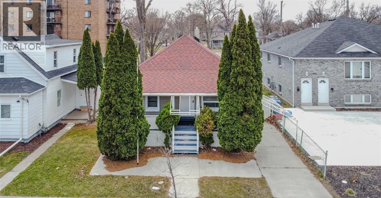 Room 4-609 St. Joseph, Windsor, ON, N9C 3H3