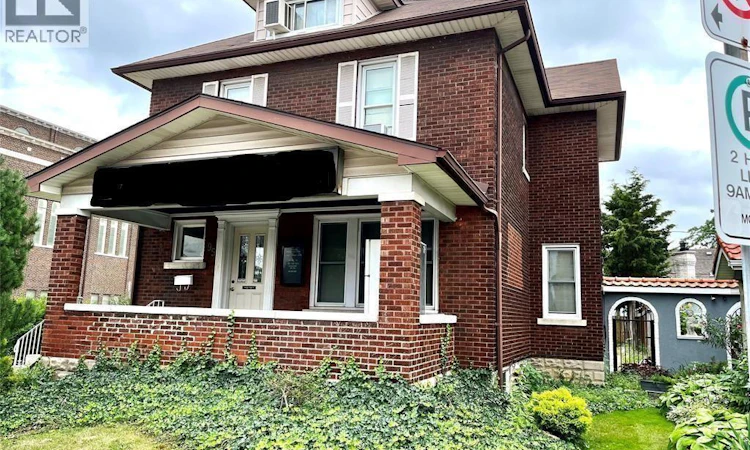 95 Giles Boulevard East