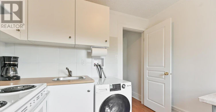 UPPER-13 Silver Avenue, Toronto, ON, M6R 1X9 - 4