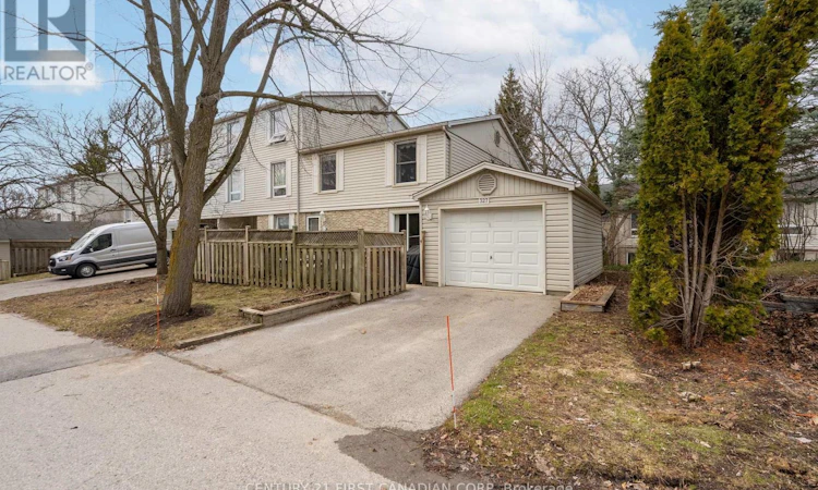 327 Everglade Crescent
