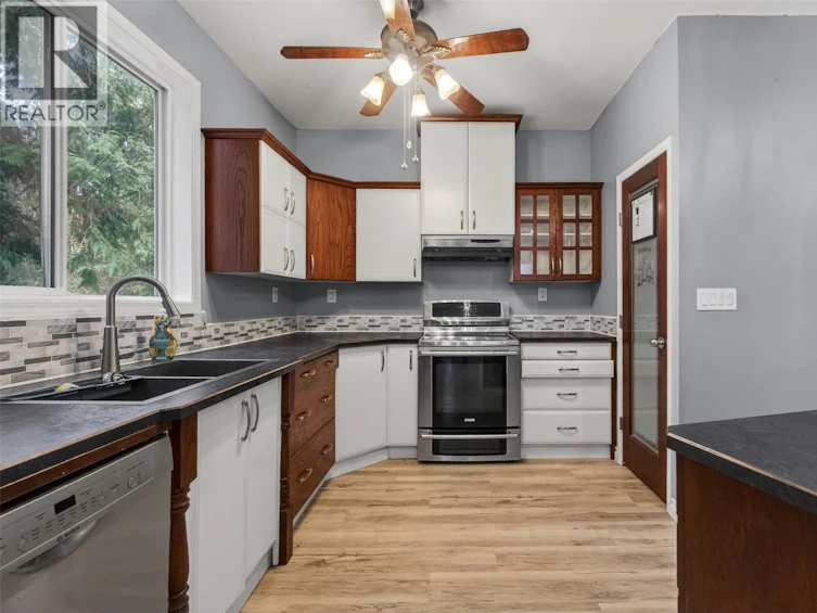 9048 Humming Bird Drive, Swansea Point, BC, V0E 2K2 - 5